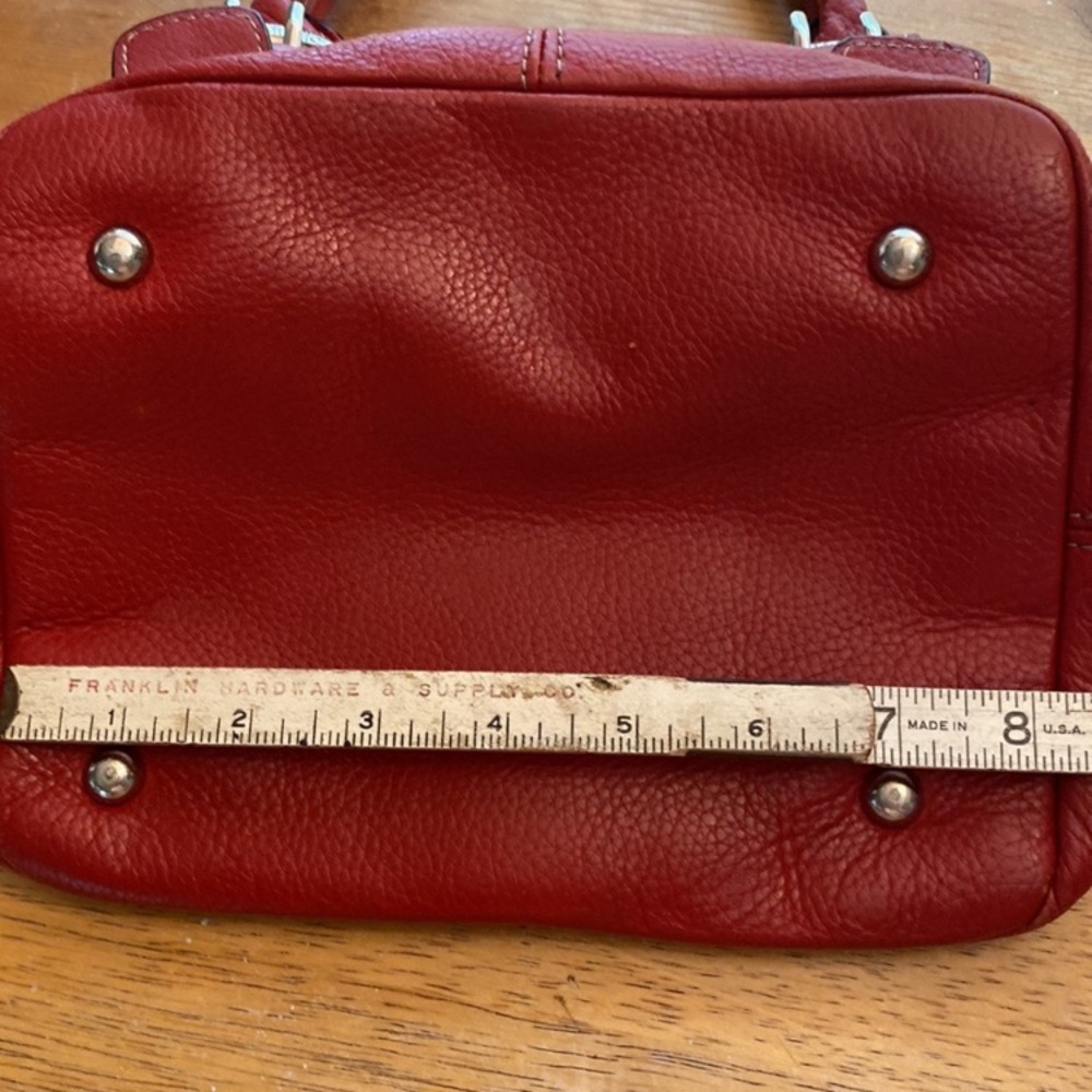 🎉Tignanello Red or balck Pebbled Leather Tote with Polished Hardware
Like new - Picture 4 of 8